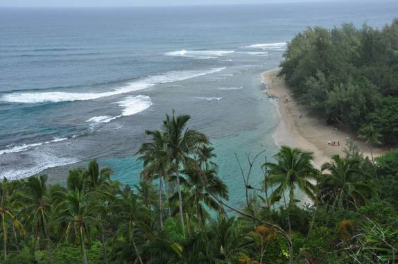 Praia no início da trilha para o Kalalao, na Na'Pali Coast, em Kauai, no Havaí